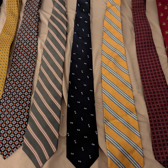 Brooks Brothers 11 Stylish Ties - Picture 2 of 7
